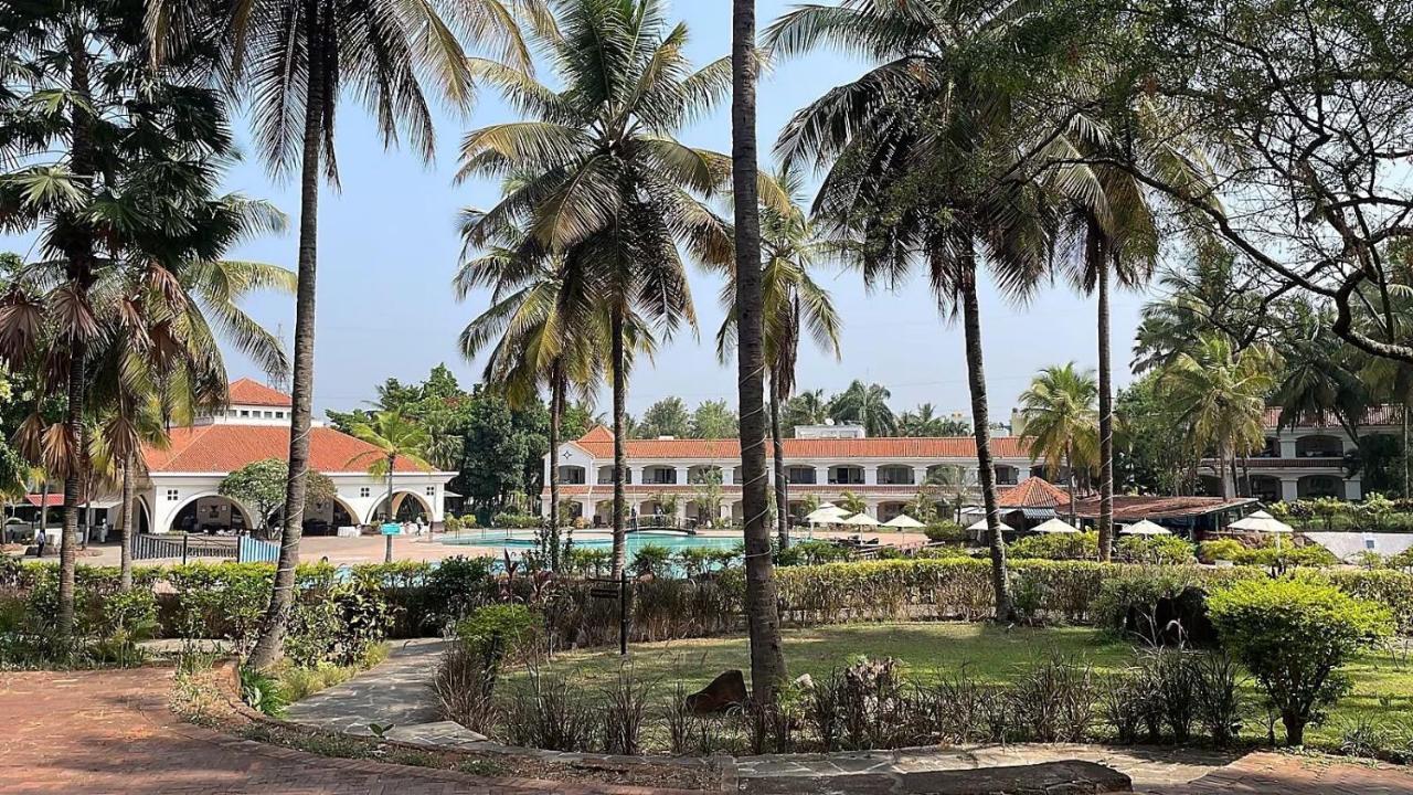 The Golden Palms Hotel & Spa Bangalore Exterior photo