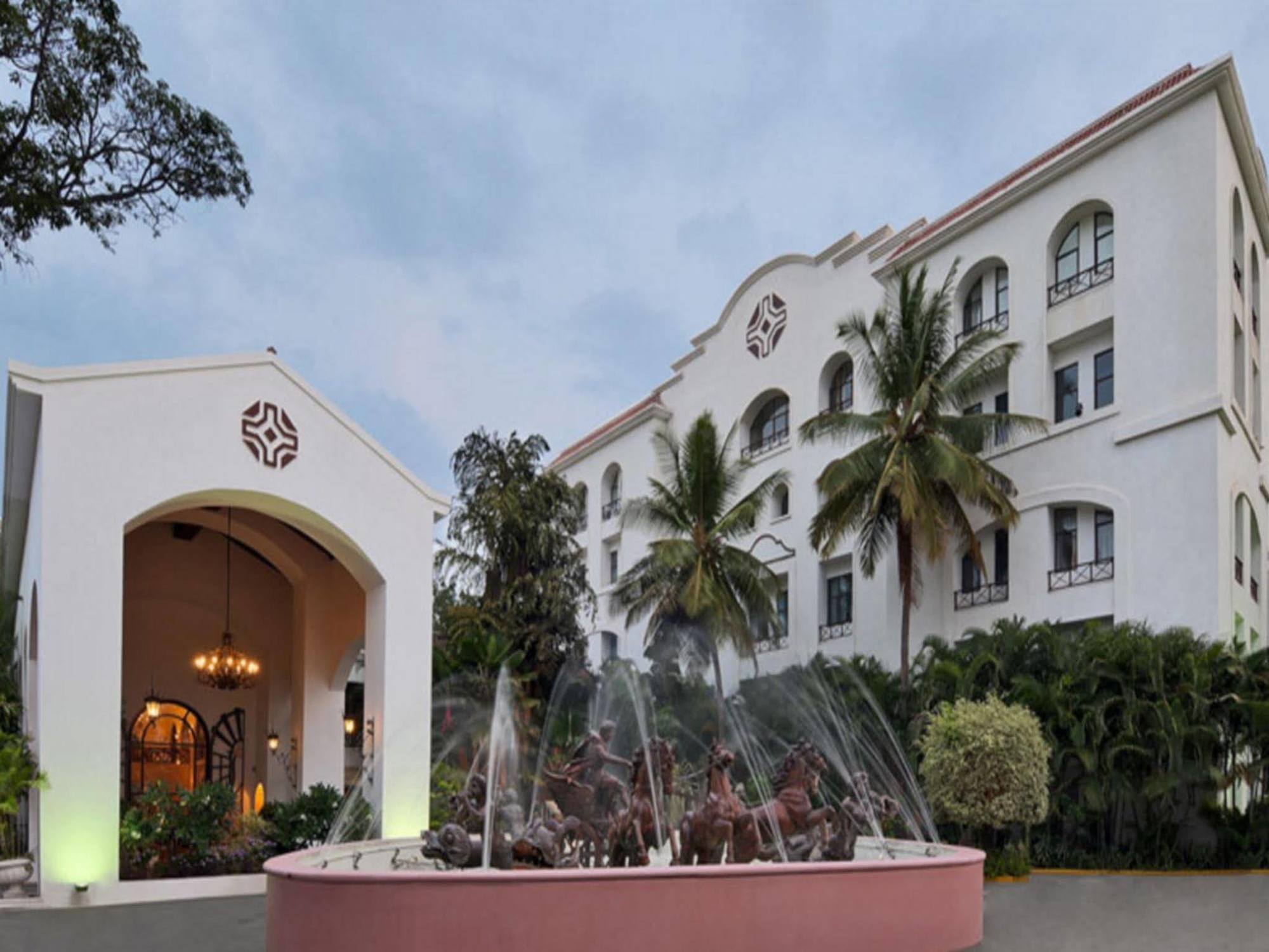 The Golden Palms Hotel & Spa Bangalore Exterior photo